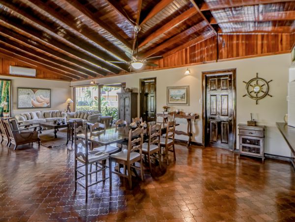 Coastal Estate with 6 Bedrooms & 2 Pools in Puntarenas