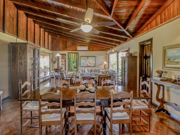 Coastal Estate with 6 Bedrooms & 2 Pools in Puntarenas