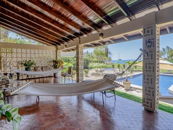 Coastal Estate with 6 Bedrooms & 2 Pools in Puntarenas