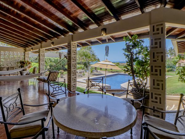 Coastal Estate with 6 Bedrooms & 2 Pools in Puntarenas