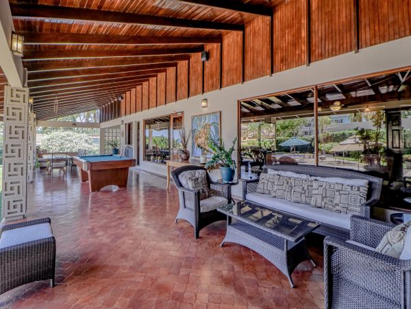 Coastal Estate with 6 Bedrooms & 2 Pools in Puntarenas