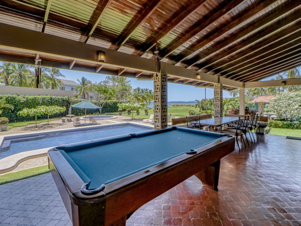 Coastal Estate with 6 Bedrooms & 2 Pools in Puntarenas