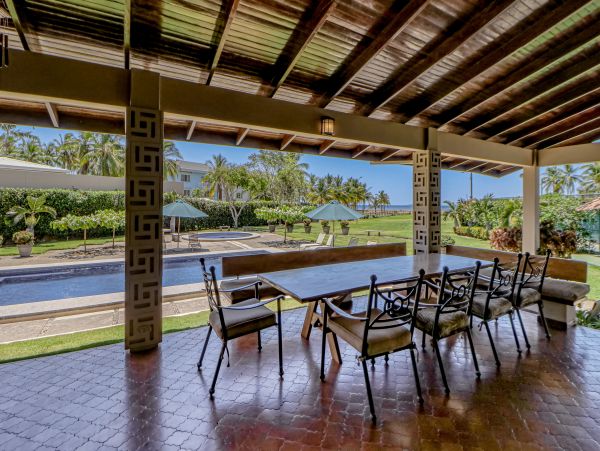 Coastal Estate with 6 Bedrooms & 2 Pools in Puntarenas