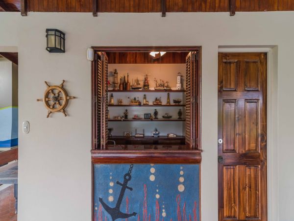 Coastal Estate with 6 Bedrooms & 2 Pools in Puntarenas