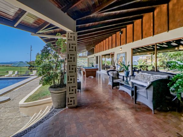 Coastal Estate with 6 Bedrooms & 2 Pools in Puntarenas