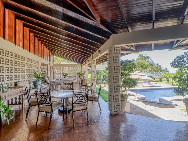 Coastal Estate with 6 Bedrooms & 2 Pools in Puntarenas
