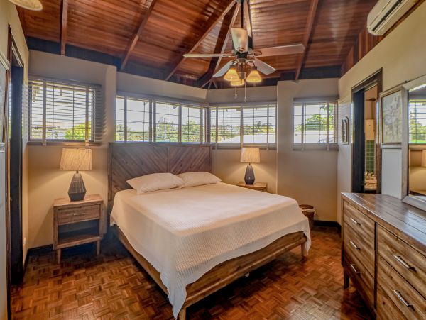 Coastal Estate with 6 Bedrooms & 2 Pools in Puntarenas