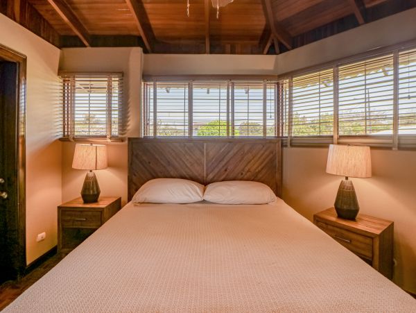 Coastal Estate with 6 Bedrooms & 2 Pools in Puntarenas