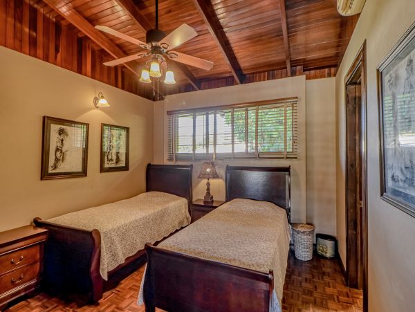 Coastal Estate with 6 Bedrooms & 2 Pools in Puntarenas