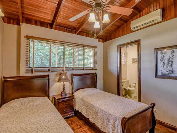 Coastal Estate with 6 Bedrooms & 2 Pools in Puntarenas