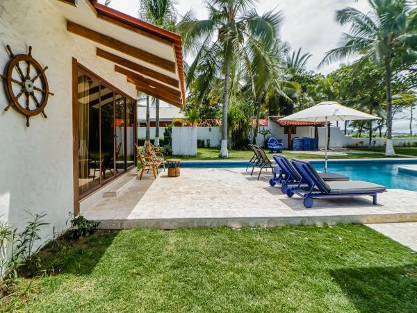 Wonderful Beachfront 2 Bedroom Home Sleeps 6