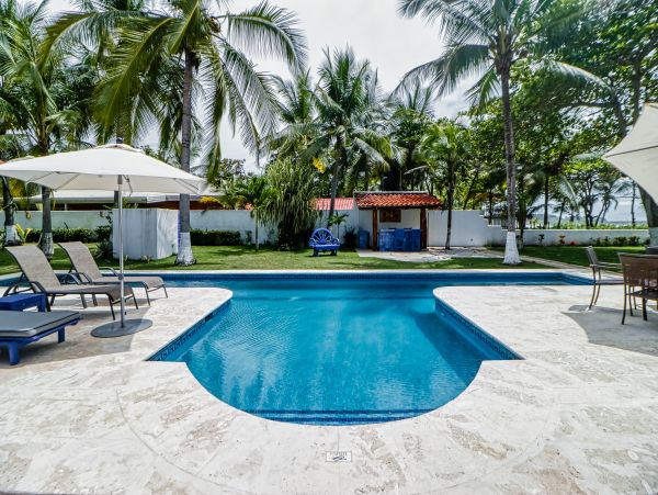 Wonderful Beachfront 2 Bedroom Home Sleeps 6