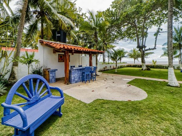 Wonderful Beachfront 2 Bedroom Home Sleeps 6
