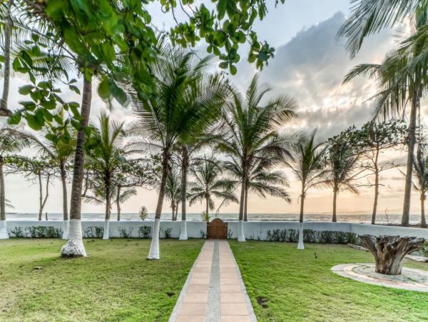 Wonderful Beachfront 2 Bedroom Home Sleeps 6