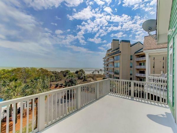 Charming Isle of Palms 4 Bedroom Vacation Home