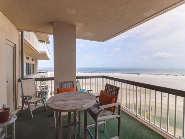 Oceanfront Luxury Vacation Condo in Isle of Palms Sleeps 6