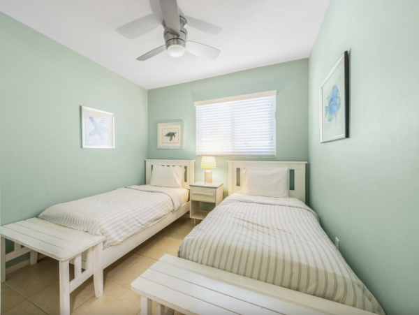 Two Bedroom Rental Just a Block from Sugar White-Sands in Holmes Beach