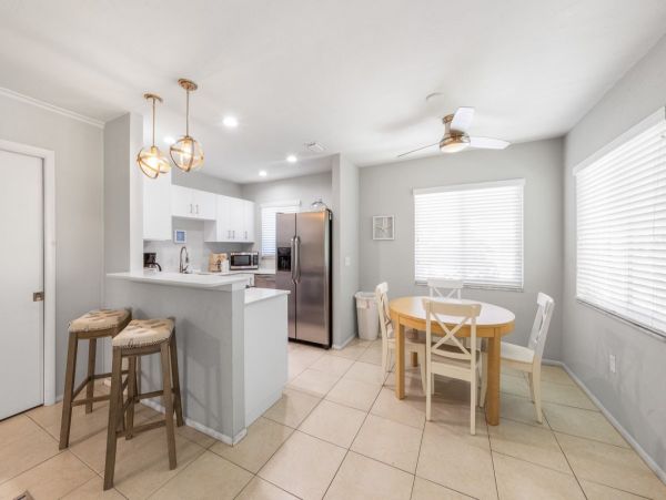 Two Bedroom Rental Just a Block from Sugar White-Sands in Holmes Beach