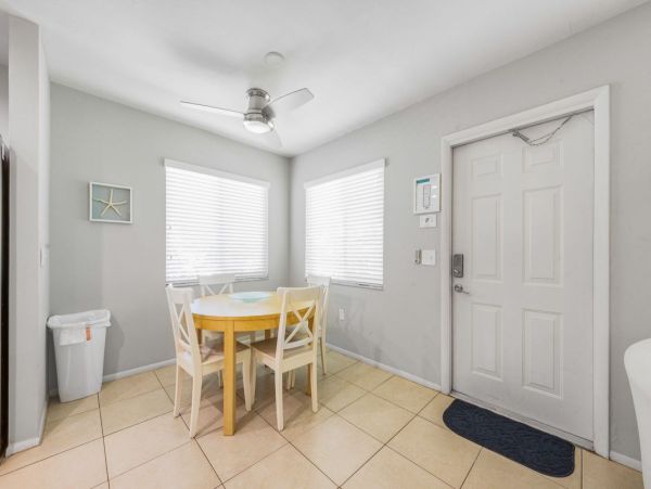Two Bedroom Rental Just a Block from Sugar White-Sands in Holmes Beach