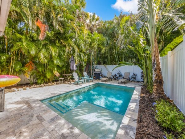 Two Bedroom Rental Just a Block from Sugar White-Sands in Holmes Beach