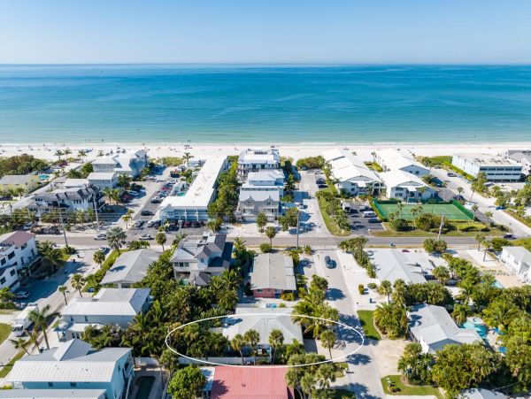 Two Bedroom Rental Just a Block from Sugar White-Sands in Holmes Beach