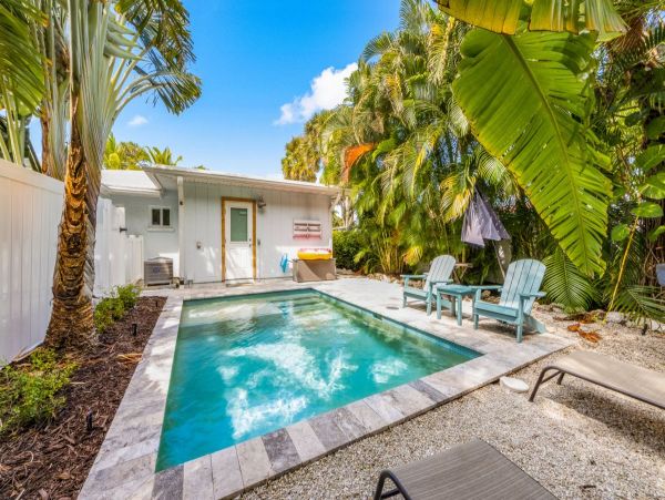 Two Bedroom Rental Just a Block from Sugar White-Sands in Holmes Beach