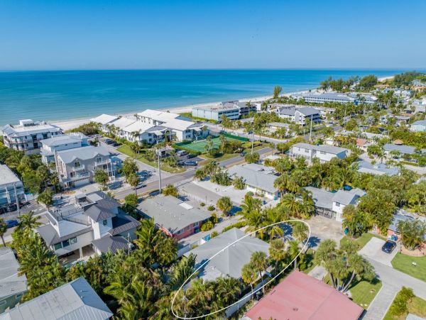 Two Bedroom Rental Just a Block from Sugar White-Sands in Holmes Beach