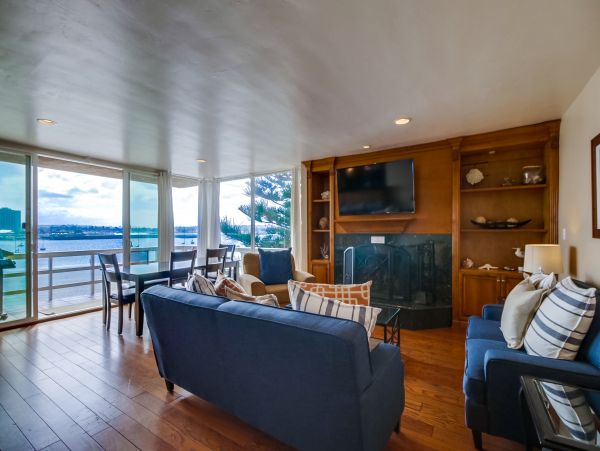 Mission Beach Lovely 2 Bedroom Condo with Bay Views Sleeps 6