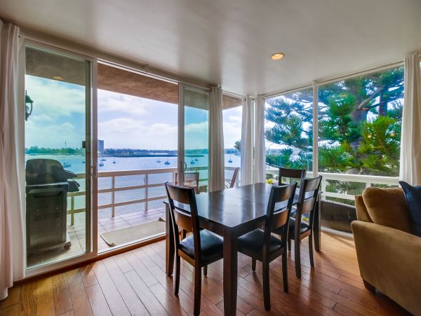 Mission Beach Lovely 2 Bedroom Condo with Bay Views Sleeps 6
