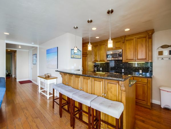 Mission Beach Lovely 2 Bedroom Condo with Bay Views Sleeps 6