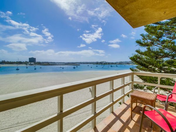 Mission Beach Lovely 2 Bedroom Condo with Bay Views Sleeps 6