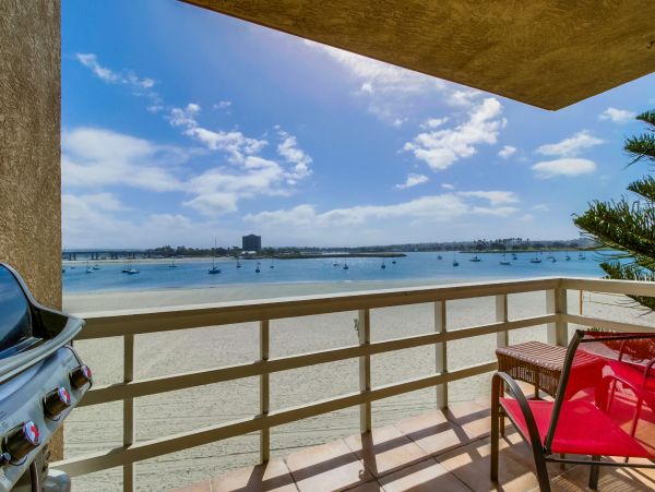 Mission Beach Lovely 2 Bedroom Condo with Bay Views Sleeps 6