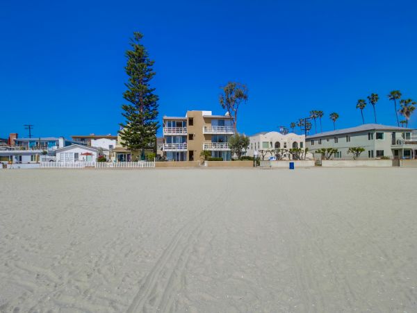 Mission Beach Lovely 2 Bedroom Condo with Bay Views Sleeps 6