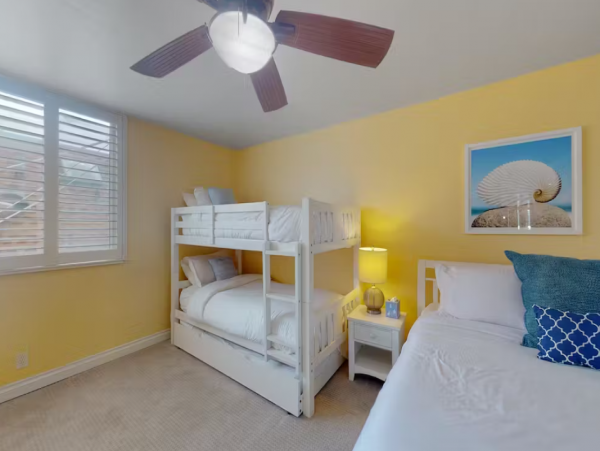 Mission Beach Lovely 2 Bedroom Condo with Bay Views Sleeps 6