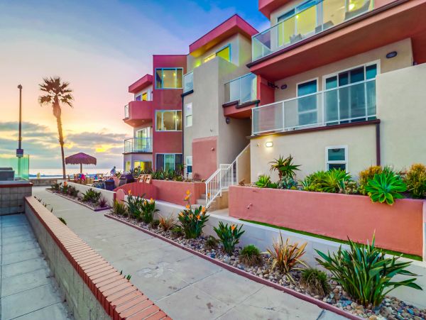 MISSION BEACH 4 BEDROOMS SLEEPS 10 OCEAN FRONT