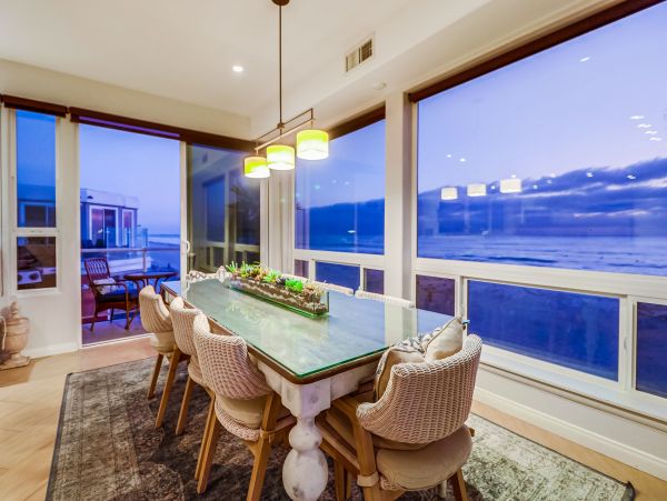 MISSION BEACH 4 BEDROOMS SLEEPS 10 OCEAN FRONT