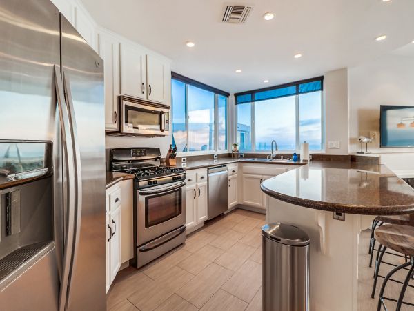 MISSION BEACH 4 BEDROOMS SLEEPS 10 OCEAN FRONT