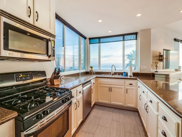 MISSION BEACH 4 BEDROOMS SLEEPS 10 OCEAN FRONT