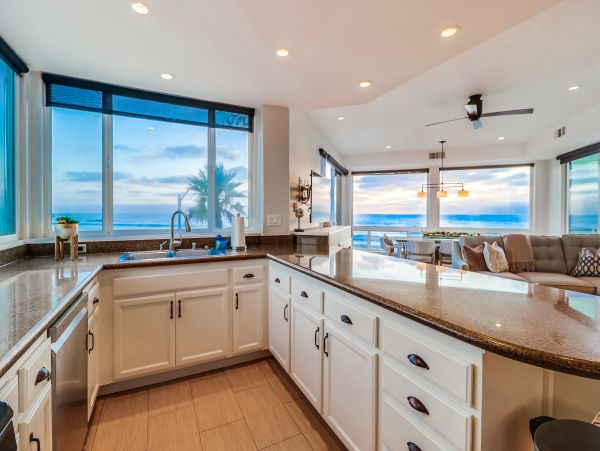 MISSION BEACH 4 BEDROOMS SLEEPS 10 OCEAN FRONT
