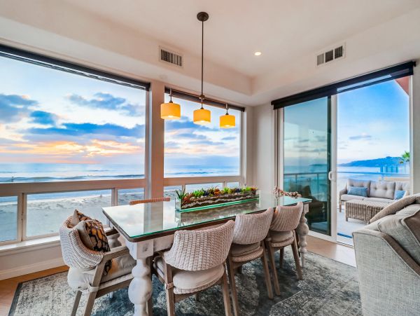 MISSION BEACH 4 BEDROOMS SLEEPS 10 OCEAN FRONT