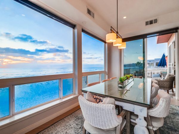 MISSION BEACH 4 BEDROOMS SLEEPS 10 OCEAN FRONT