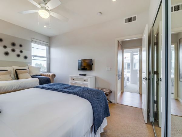 MISSION BEACH 4 BEDROOMS SLEEPS 10 OCEAN FRONT