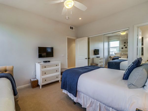 MISSION BEACH 4 BEDROOMS SLEEPS 10 OCEAN FRONT