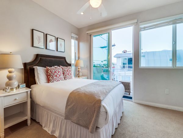 MISSION BEACH 4 BEDROOMS SLEEPS 10 OCEAN FRONT