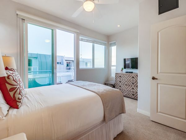 MISSION BEACH 4 BEDROOMS SLEEPS 10 OCEAN FRONT