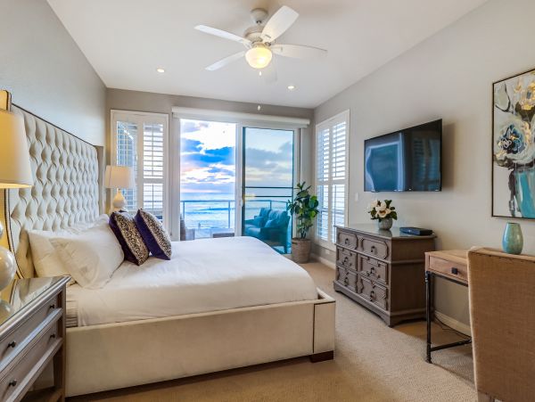 MISSION BEACH 4 BEDROOMS SLEEPS 10 OCEAN FRONT