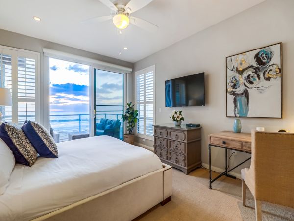 MISSION BEACH 4 BEDROOMS SLEEPS 10 OCEAN FRONT