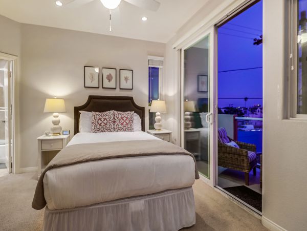 MISSION BEACH 4 BEDROOMS SLEEPS 10 OCEAN FRONT