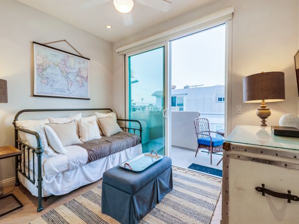 MISSION BEACH 4 BEDROOMS SLEEPS 10 OCEAN FRONT