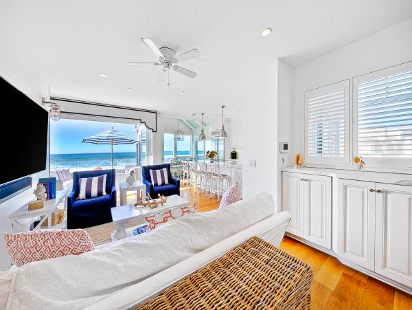 Modern Oceanfront 4 Bedroom Home with Private Spa Sleeps 11
